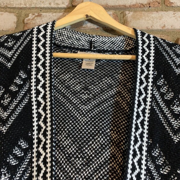 Fresh - Women’s Fringed Zig Zag Shawl Poncho Wrap Size Small 100% Acrylic - Picture 4 of 7